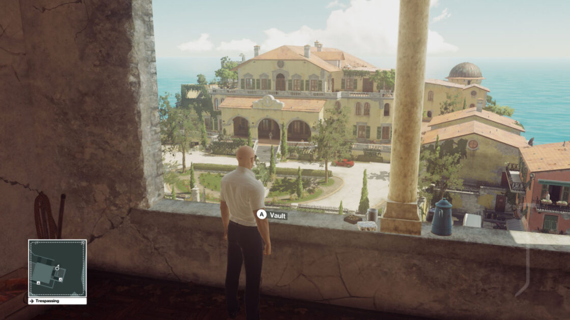 Agent 47 looks out over the Sapienza level's lush scenery